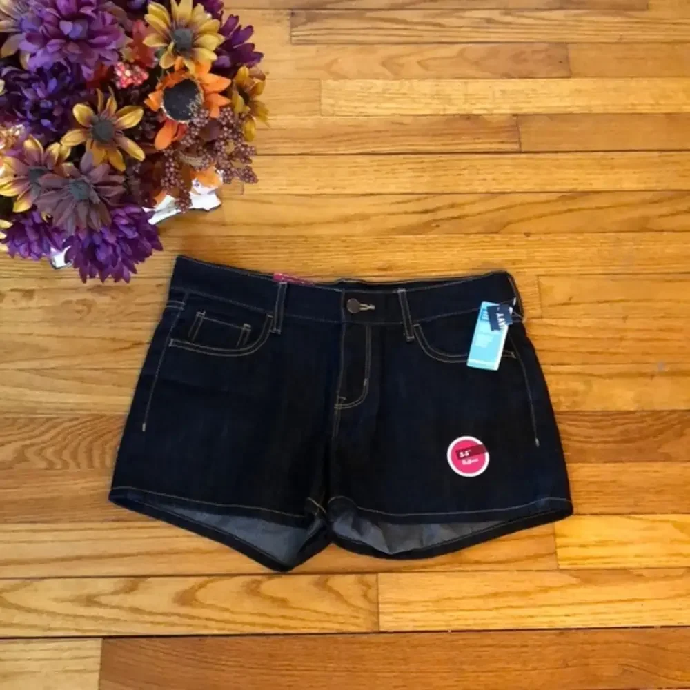 NWT Old Navy “The Flirt” Dark Wash Shorts Size 4 - Picture 1 of 5